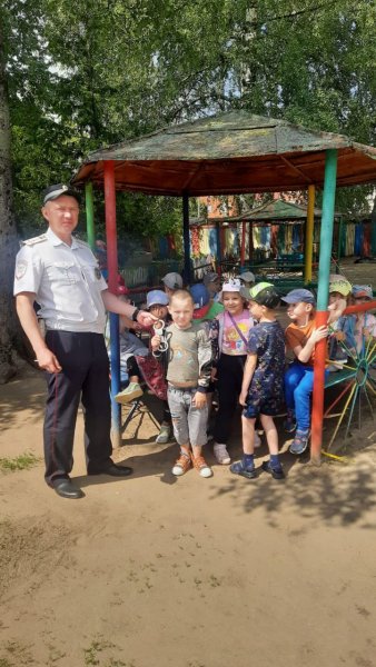 В шиловском детском саду сотрудники Госавтоинспекции провели очередную минутку безопасности